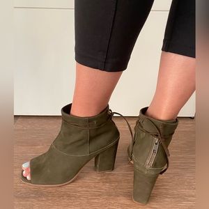 Seychelles- soft sueded leather shooties. Size 7.5